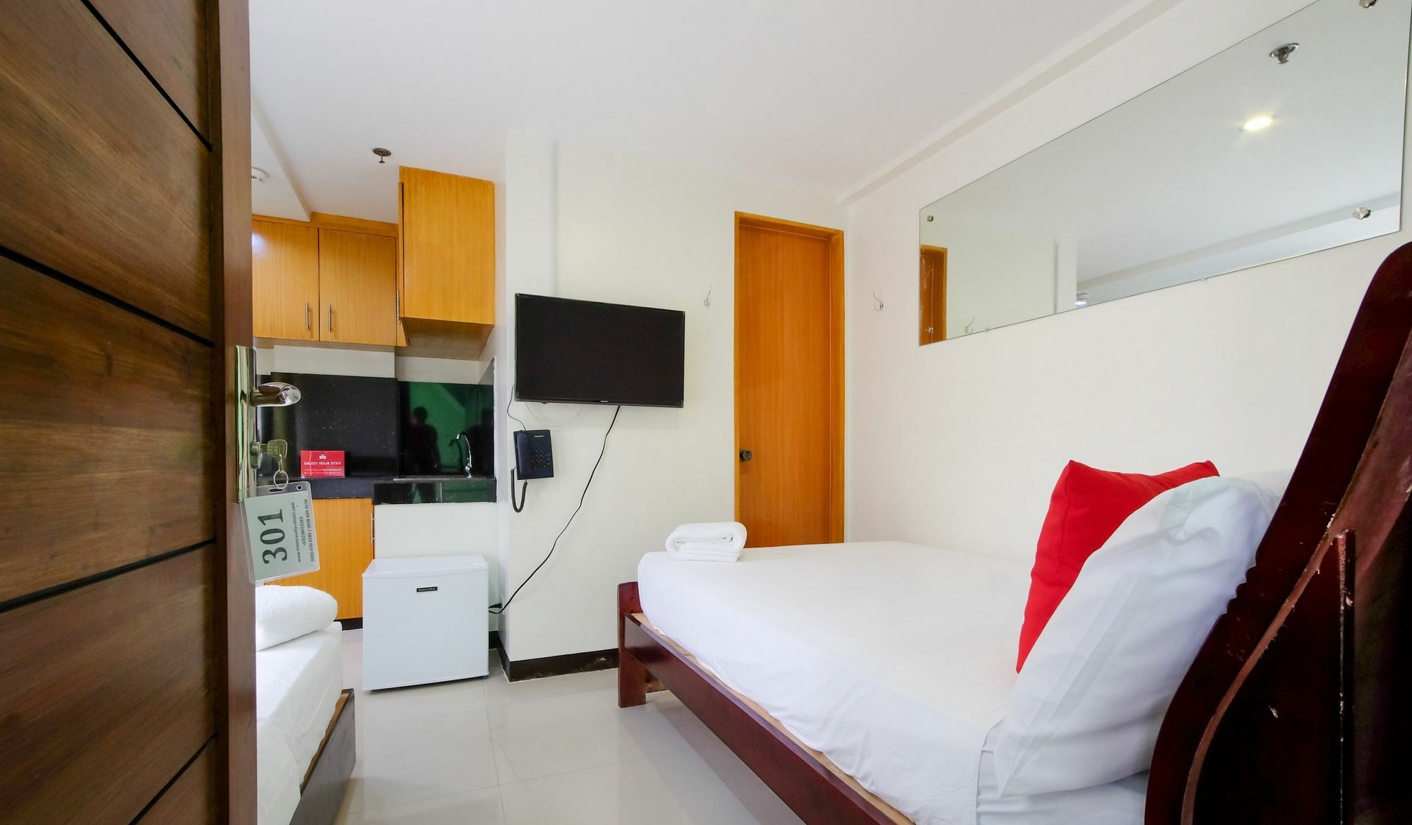 Zen Rooms Time Travellers Makati Makati City Exteriör bild